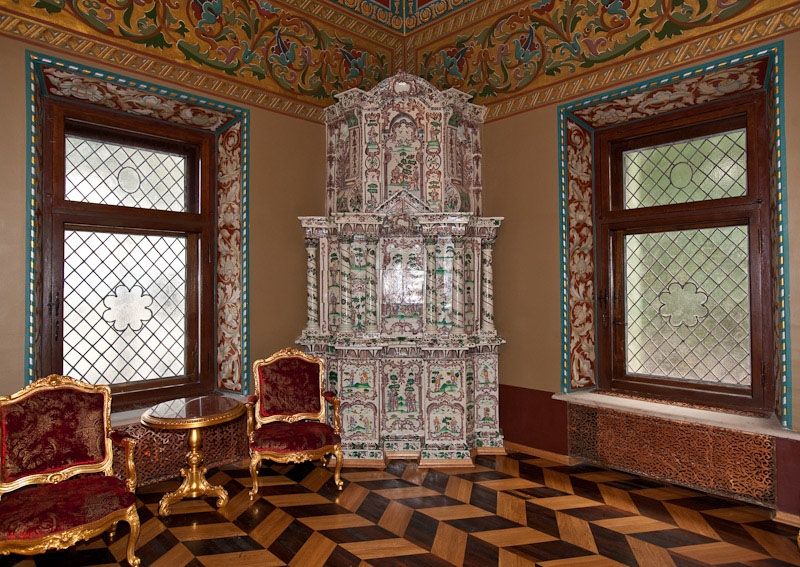 Изразцовая печь в тронном зале дворца Юсуповых