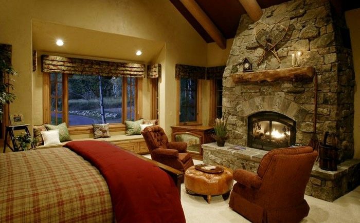 Действующий рустикальный камин в интерьере современного дома