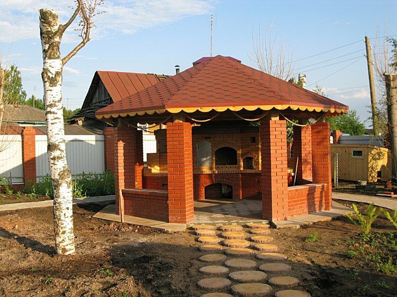 Кирпичная беседка с печью барбекю