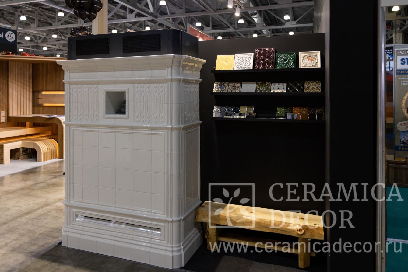 Изразцовая облицовка банной печи от компании CeramicaDecor на выставке