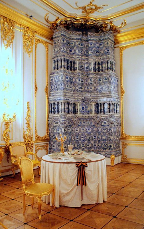 Изразцовая печь с кобальтовой росписью в Екатерининском дворце