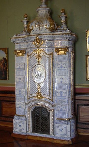 Печь-голландка в интерьере замка Филиппсруэ в Гессене, Германия.