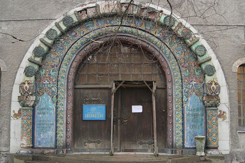 Керамическая облицовка входа в библиотеку Института экспериментальной медицины, Санкт-Петербург. Мастерская «Гельдвейн-Ваулин», 1911-1913 гг.