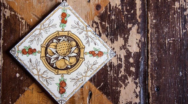 Изразец фабрики Минтон с растительными изображениями