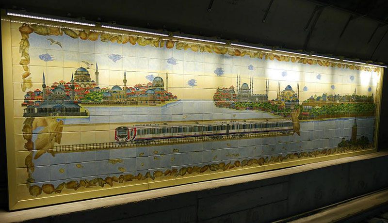 Керамическое панно, станция метро Сиркеджи, Стамбул. 2006 г. Керамическое панно с панорамой города, станция метро Сиркеджи, Стамбул. 2006 г.