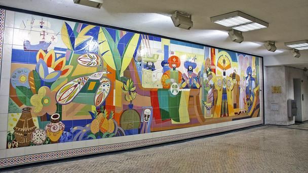 Станция метрополитена с изразцовой облицовкой в Лиссабоне