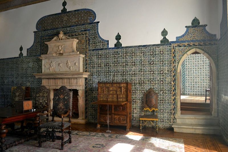 Королевский дворец в городе Синтра с элементами керамической облицовки