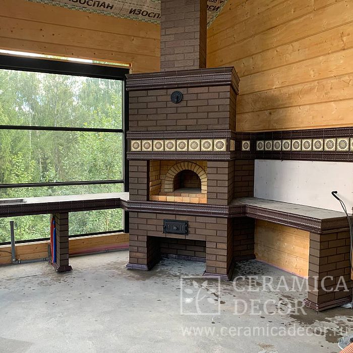 Облицовка кирпичного печного комплекса на терассе с помпейской печью и мангалом.. Артикул: 6614 в интерьере. Галерея работ студии CeramicaDecor. Фото: 1200x1200