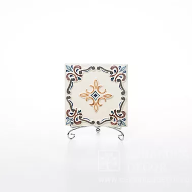 Изразец с лепным рельефом белого цвета и коричневой росписью