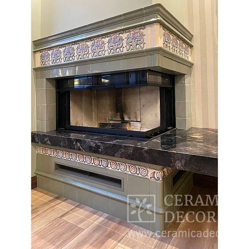 Облицовка существующего камина с топкой Forma 95 DX/SX в фисташковом цвете.. Артикул: 6394 в интерьере. Галерея работ студии CeramicaDecor. Фото 500x500