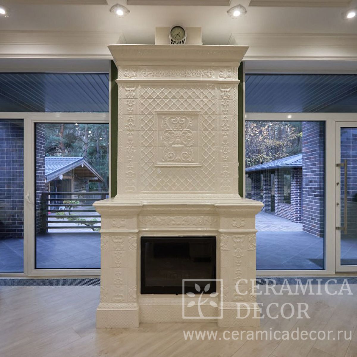 Классический белый камин Альбион с топкой LISEO CASTIRON.. Артикул: 2882 в интерьере. Галерея работ студии CeramicaDecor. Фото: 1200x1200