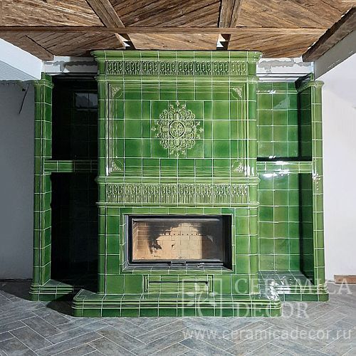 Зеленый камин с изразцами Тюльпан и облицовкой дровниц. Артикул: 5657 в интерьере. Галерея работ студии CeramicaDecor. Фото 500x500
