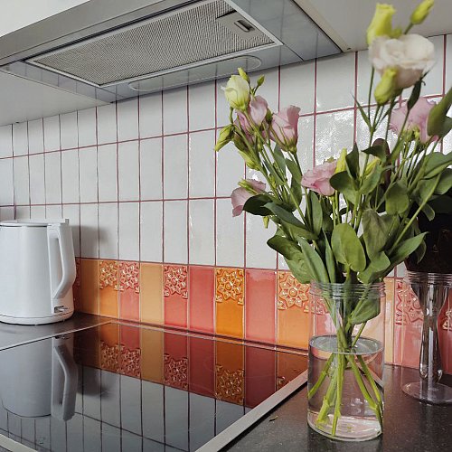 Бордюр для кухонного фартука в ярких цветах от CeramicaDecor.. Артикул: 6918 в интерьере. Галерея работ студии CeramicaDecor. Фото 500x500