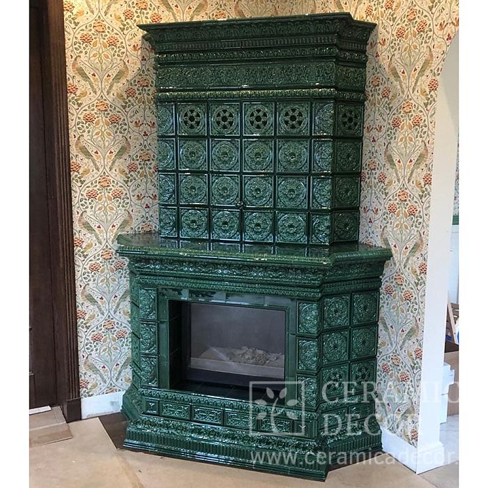 Угловая облицовка топки Liseo Castiron LCI муравленными изразцами Дорф 2910. Артикул: 2910 в интерьере. Галерея работ студии CeramicaDecor. Фото: 1200x1200