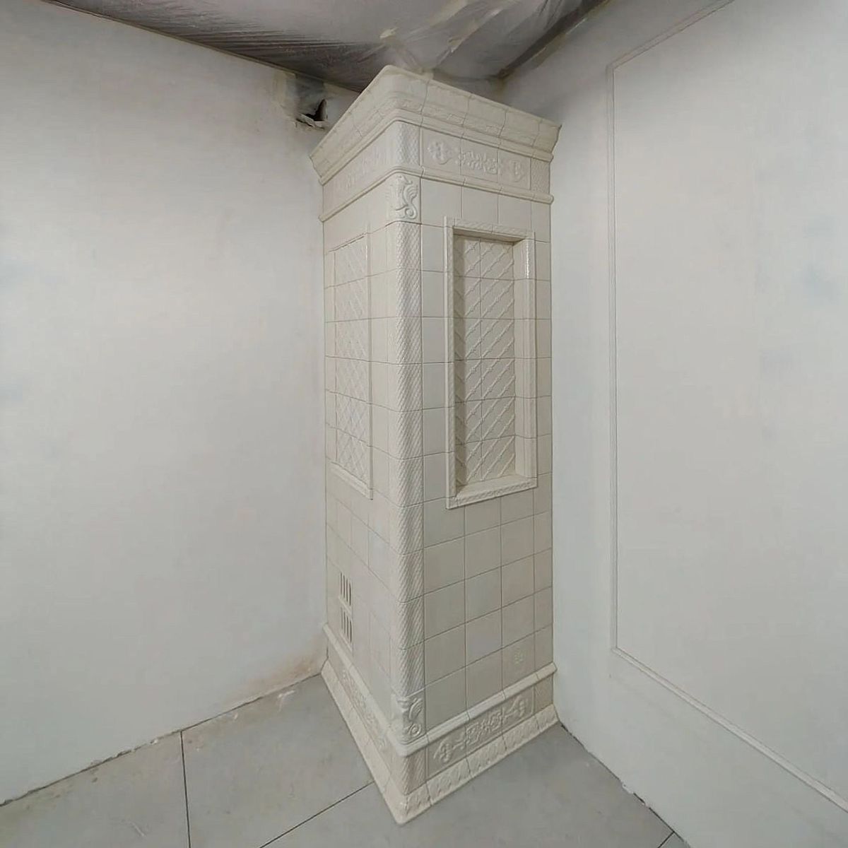 Облицовка стены за печью камином изразцами коллекции. Фото: 1200x1200