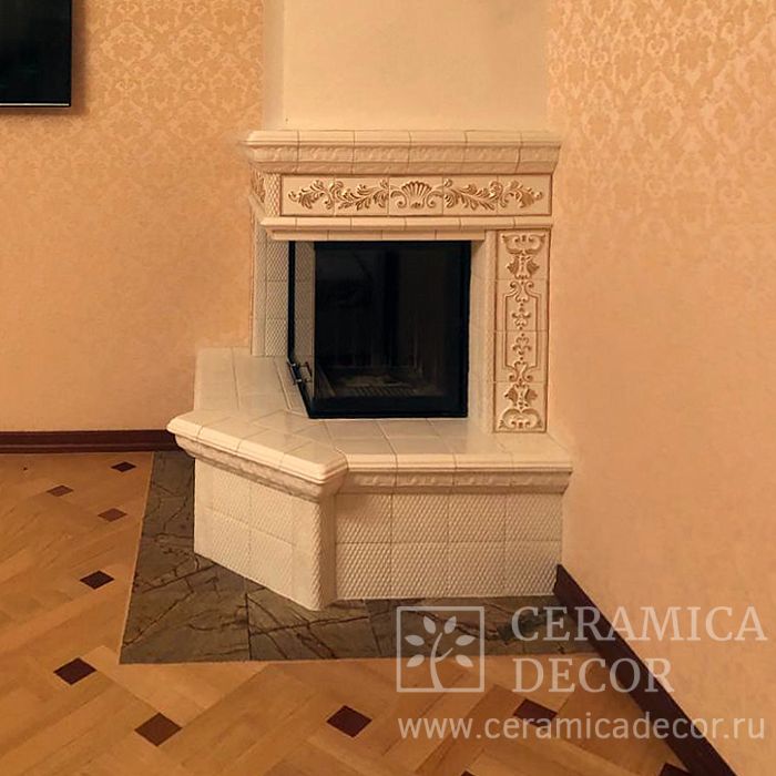 Облицовка углового камина изразцами Альбион в росписи золотом. Артикул: 2836 в интерьере. Галерея работ студии CeramicaDecor. Фото: 1200x1200