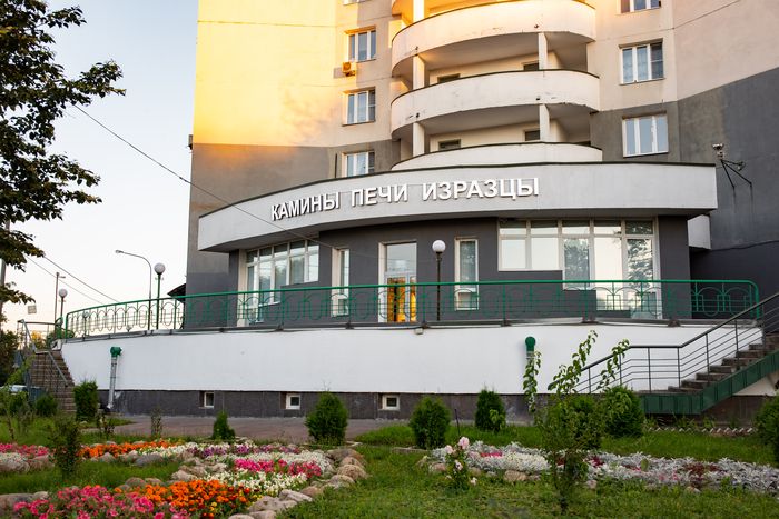 Интерьер шоурума CeramicaDecor с керамическими образцами