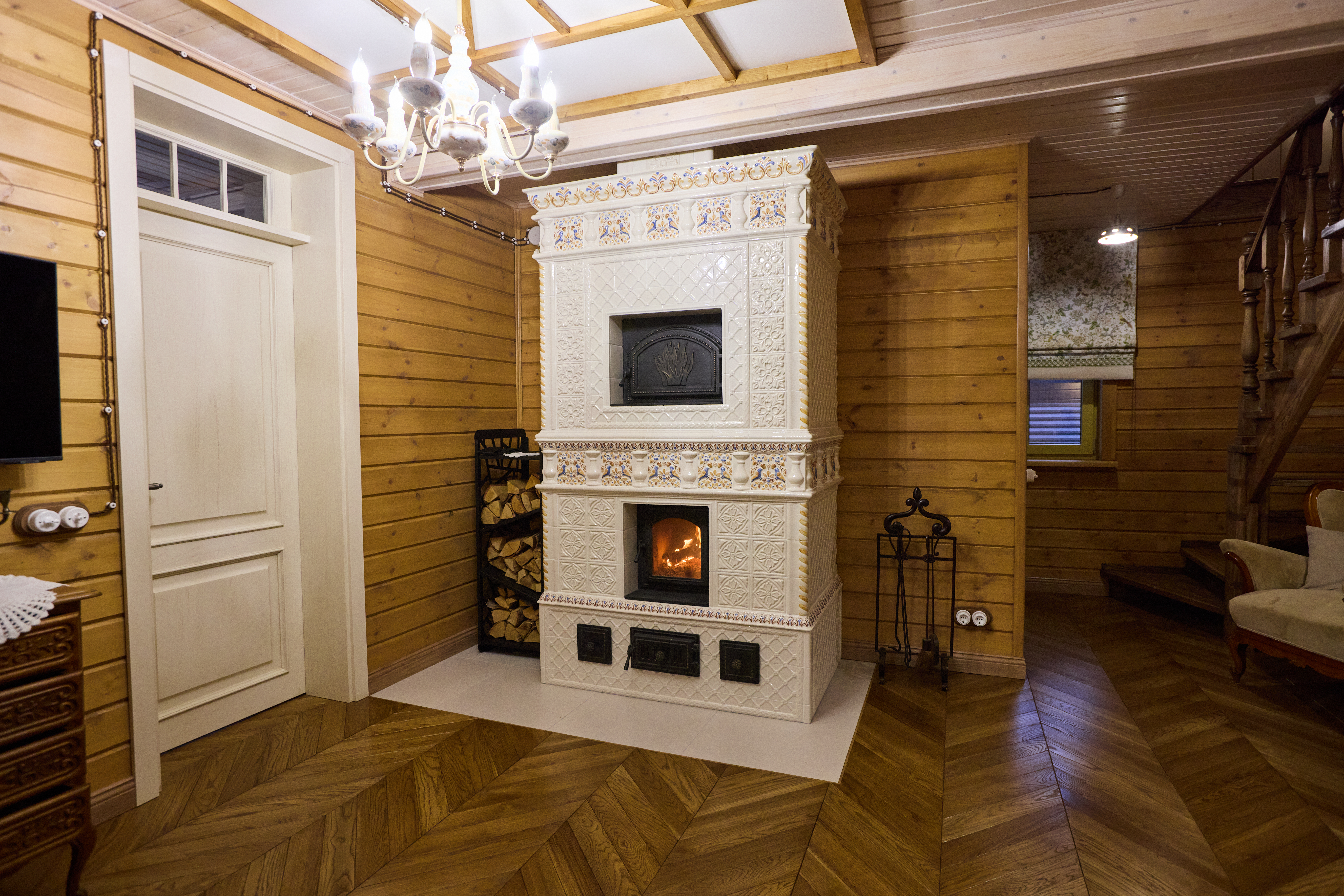 Печь-голландка с изразцами CeramicaDecor в интерьере деревянного дома