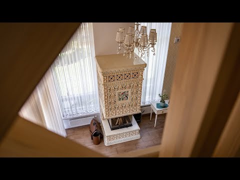Камин с трёхсторонней топкой в изразцовой облицовке 